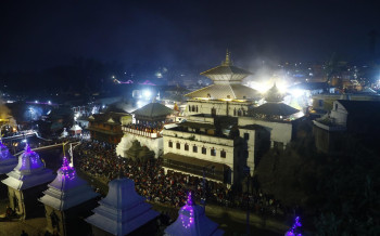 पशुपतिनाथमा बिहान ३ बजेदेखिनै चारै ढोका खुल्ला